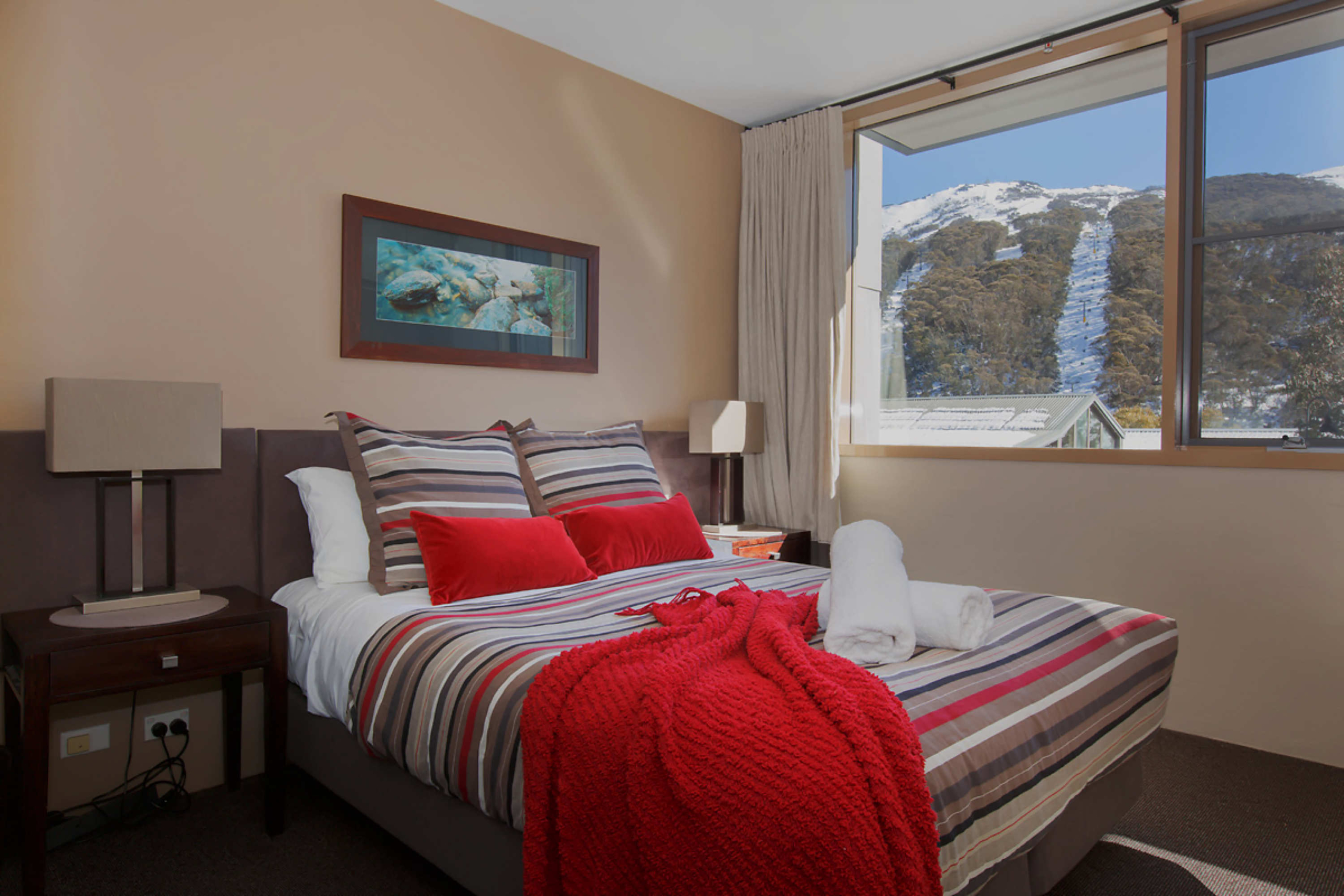 E1-Squatters-Run-Thredbo-Luxury-Apartments-Deluxe-1-Bedroom-Unit-234-persons-see-squatters.com_.au--scaled